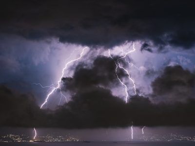 太陽光発電の自然災害対策｜台風・落雷・雹から守る方法