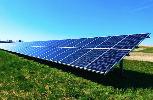 太陽光発電の費用相場【2026年】kW単価・設置費用を完全解説