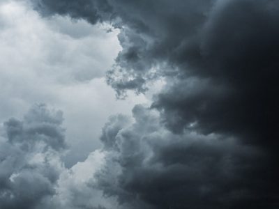 太陽光発電は雨の日でも発電する？天候別の発電量データを公開