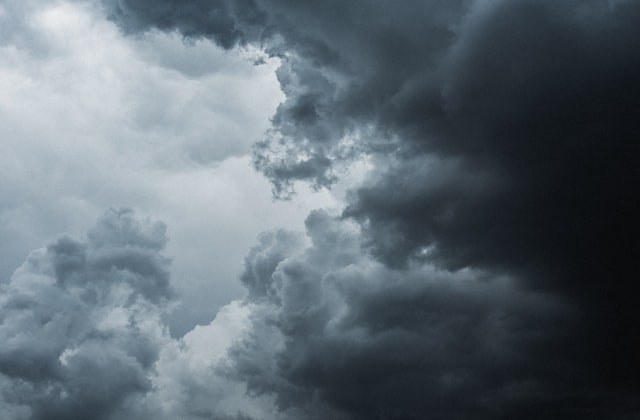 太陽光発電は雨の日でも発電する？天候別の発電量データを公開