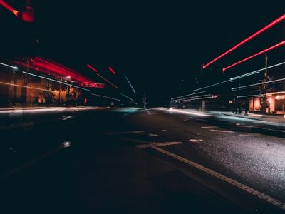 太陽光発電の屋根方角完全ガイド｜南向き100%を基準とした発電量比較